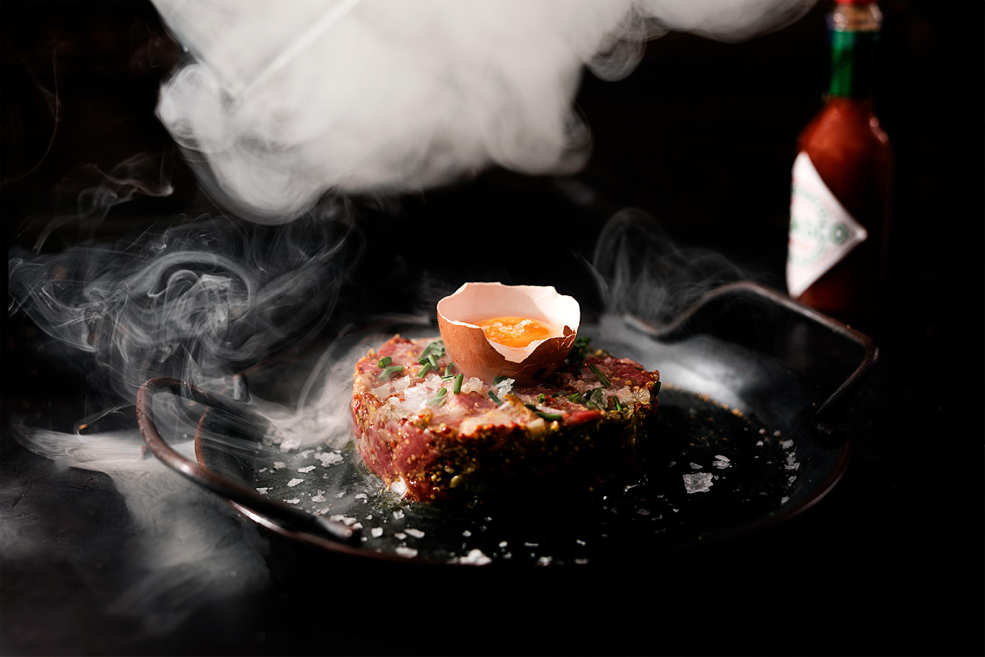 Vídeo steak tartar con huevo efecto humo