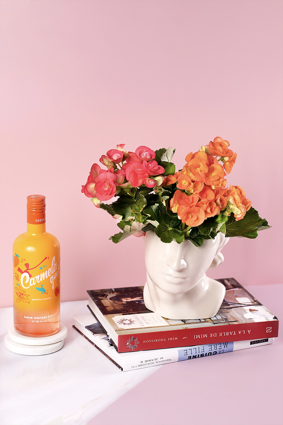 Ginebra Carmela con jarrón de flores