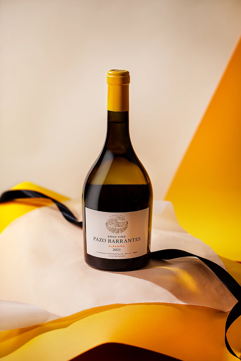 Botella de albarino Pazo Barrantes presentado como un regalo recién abierto
