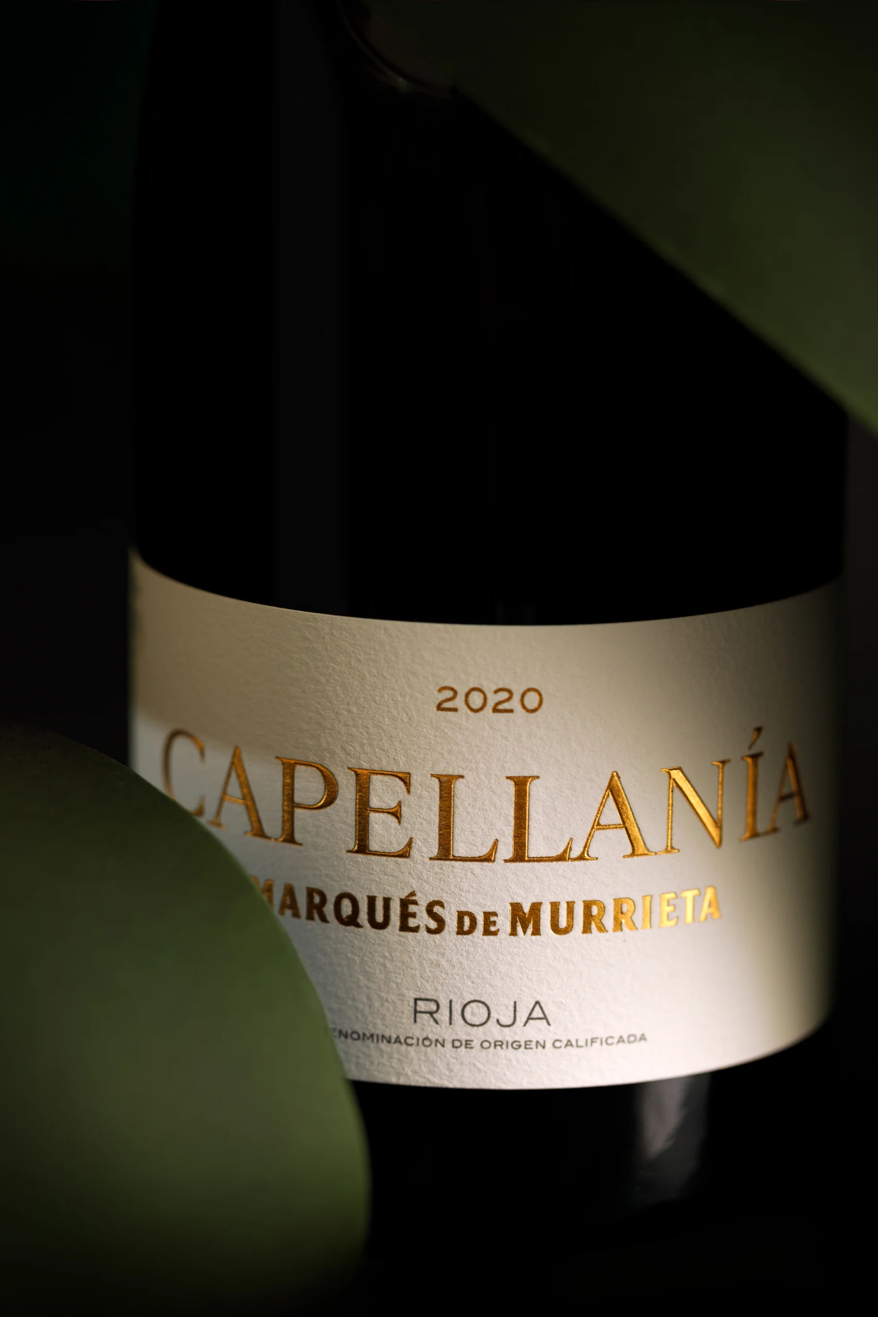 Detalle del logo grabado en la botella Capellanía de Marqués de Murrieta