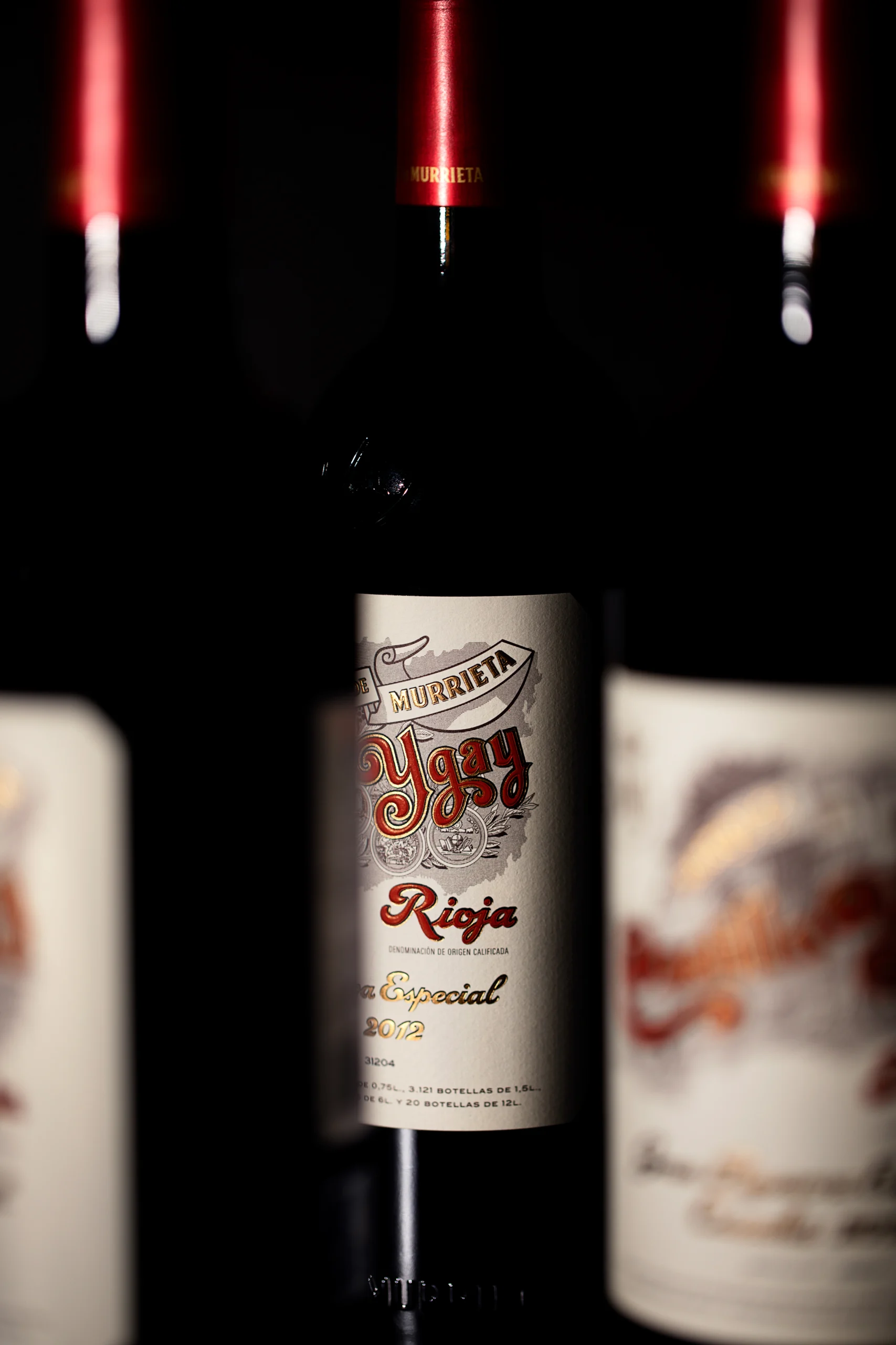 Botella de albarino Pazo Barrantes presentado como un regalo recién abierto